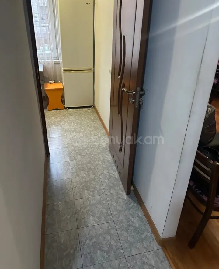 1 Սենյականոց Բնակարան Քարե Շենքում, 40քմ, 2/4 հարկ, Նորմալ Վիճակում, Կահավորված, Արևկող