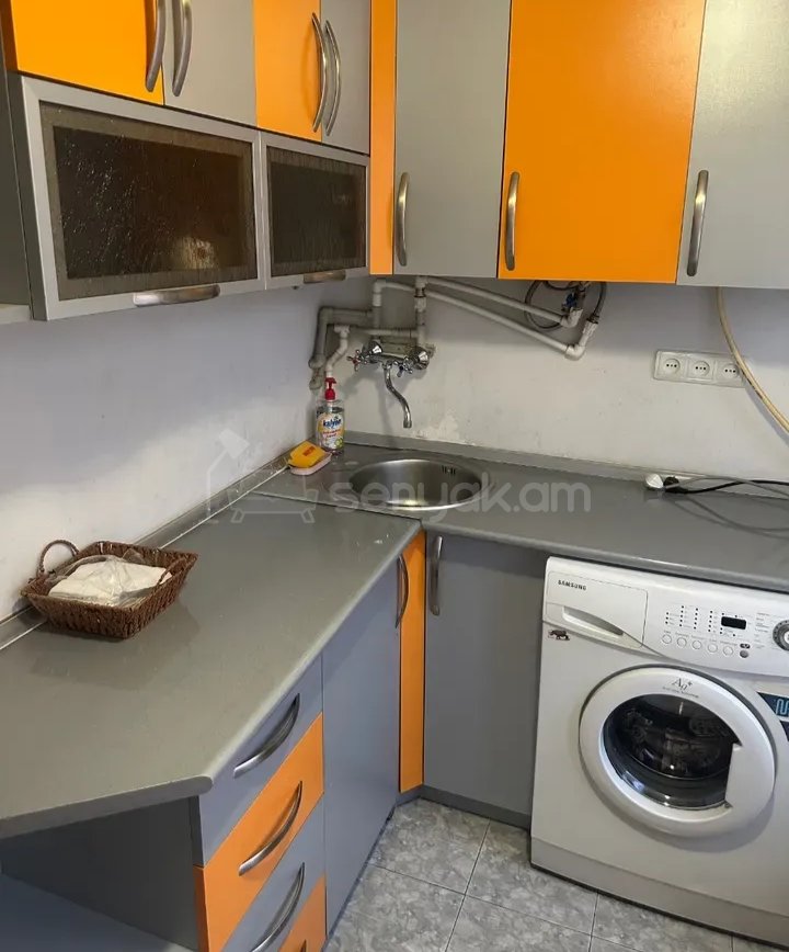 1 Սենյականոց Բնակարան Քարե Շենքում, 40քմ, 2/4 հարկ, Նորմալ Վիճակում, Կահավորված, Արևկող