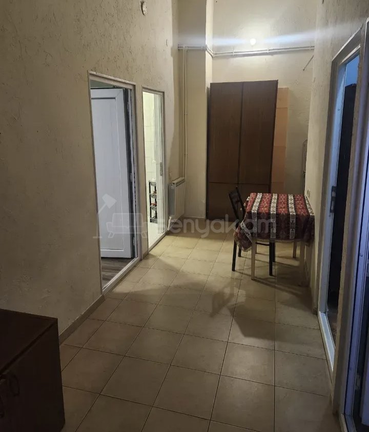 3 Սենյականոց Բնակարան Քարե Շենքում, 82քմ, 1/5 հարկ, Նորմալ Վիճակում, Կահավորված, Արևկող