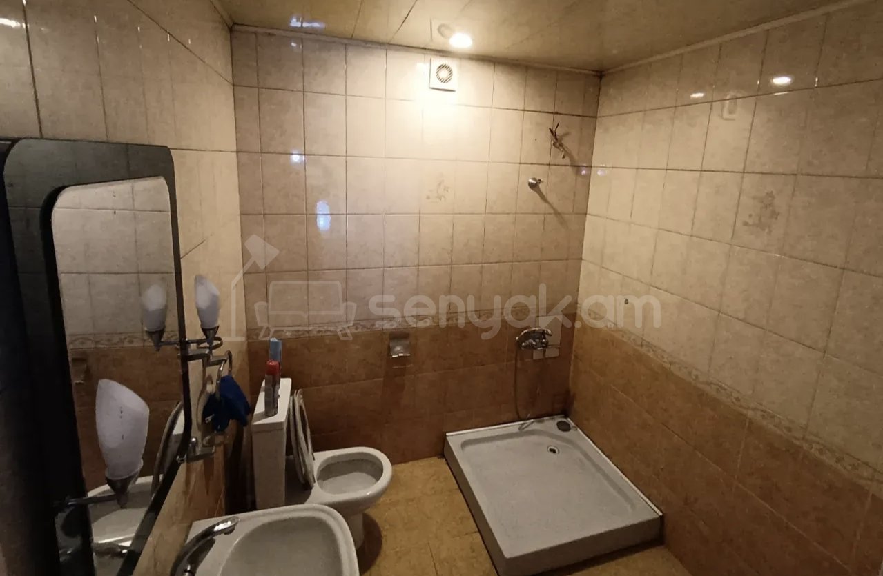 2 Սենյականոց Բնակարան Քարե Շենքում, 56քմ, 3/5 հարկ, Նորմալ Վիճակում, Կահավորված