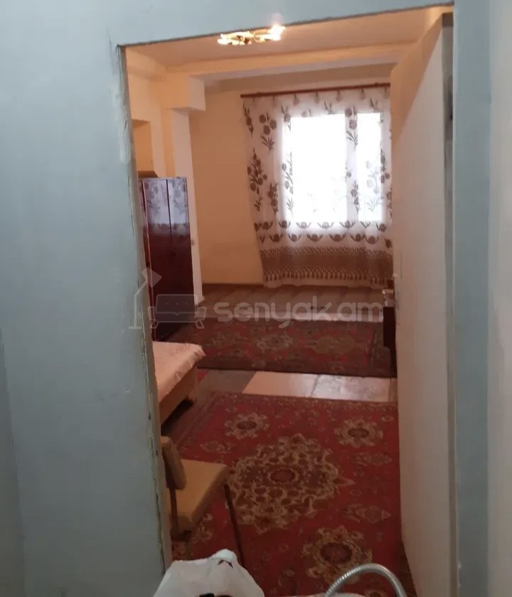 1 Սենյականոց Բնակարան Քարե Շենքում, 30քմ, 1/3 հարկ, Նորմալ Վիճակում, Կահավորված, Արևկող