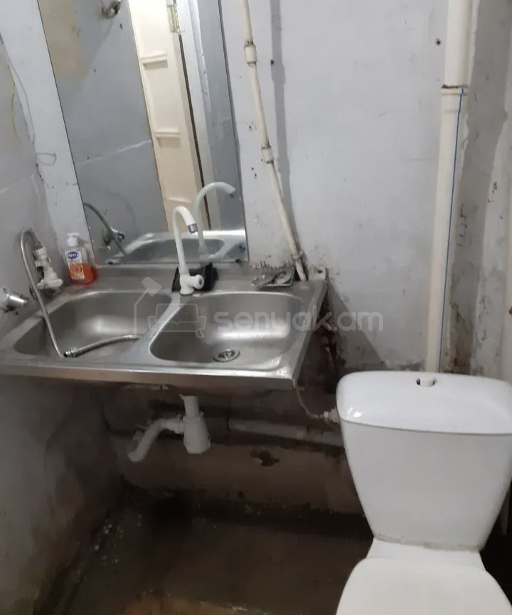 1 Սենյականոց Բնակարան Քարե Շենքում, 30քմ, 1/3 հարկ, Նորմալ Վիճակում, Կահավորված, Արևկող