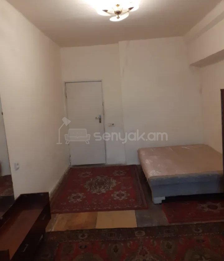 1 Սենյականոց Բնակարան Քարե Շենքում, 30քմ, 1/3 հարկ, Նորմալ Վիճակում, Կահավորված, Արևկող