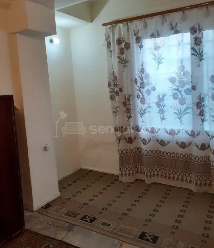 1 Սենյականոց Բնակարան Քարե Շենքում, 30քմ, 1/3 հարկ, Նորմալ Վիճակում, Կահավորված, Արևկող