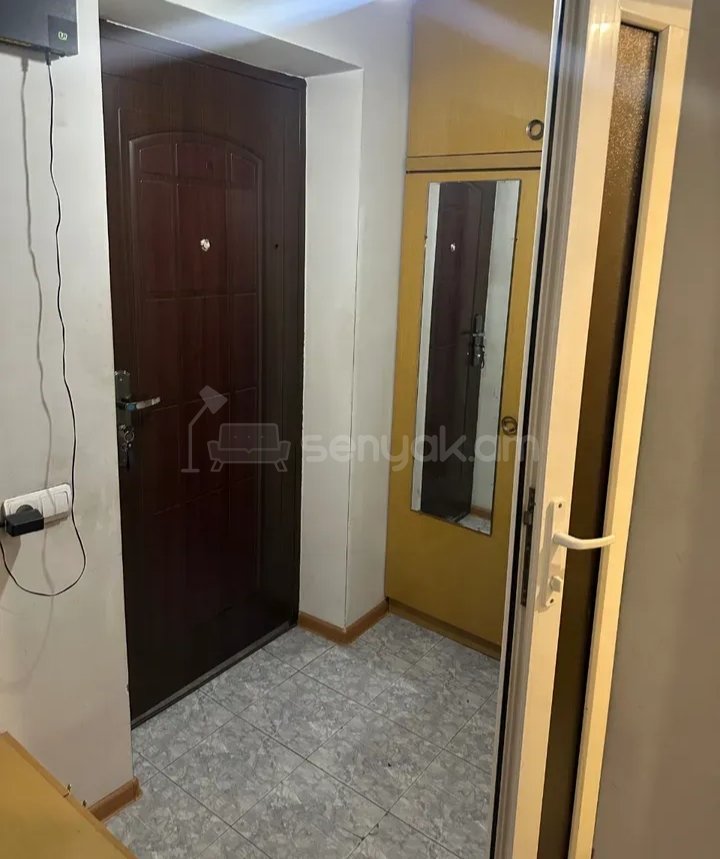 1 Սենյականոց Բնակարան Քարե Շենքում, 30քմ, 1/3 հարկ, Նորմալ Վիճակում, Կահավորված, Արևկող