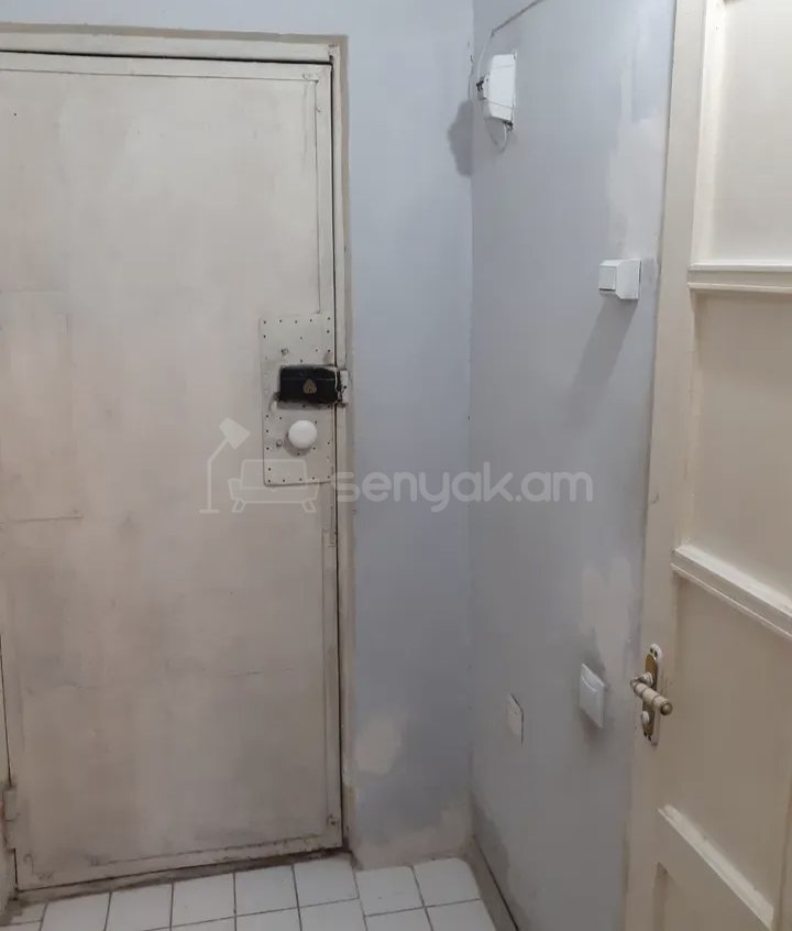 1 Սենյականոց Բնակարան Քարե Շենքում, 30քմ, 1/3 հարկ, Նորմալ Վիճակում, Կահավորված, Արևկող