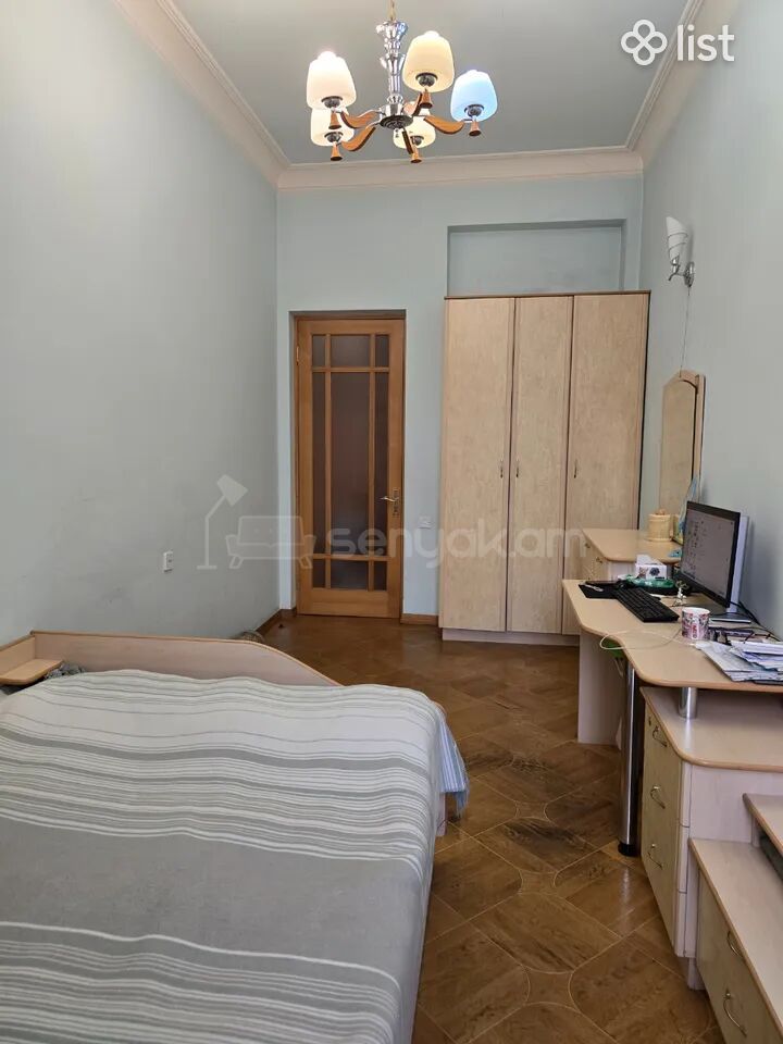 4 Սենյականոց Բնակարան Քարե Շենքում, 130քմ, 4/7 հարկ, Նորմալ Վիճակում