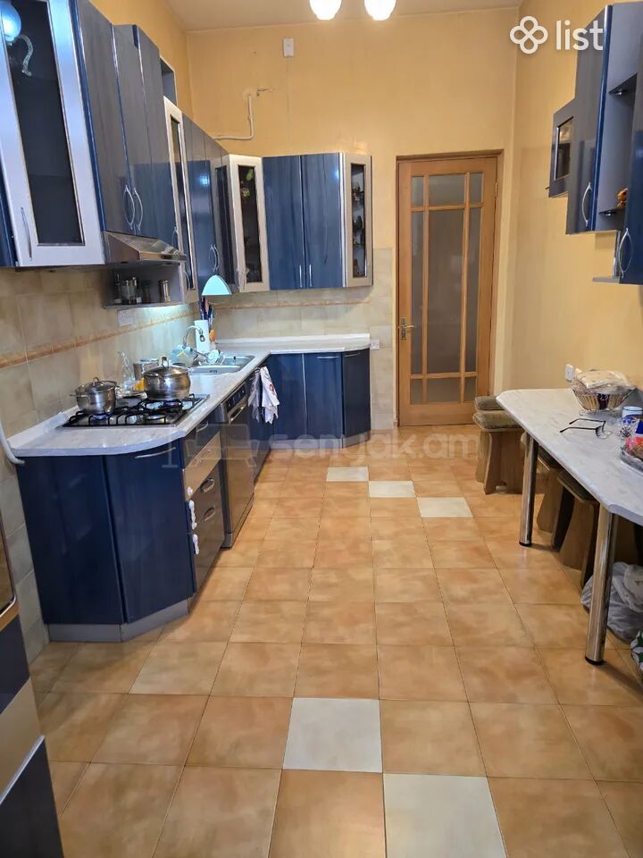 4 Սենյականոց Բնակարան Քարե Շենքում, 130քմ, 4/7 հարկ, Նորմալ Վիճակում