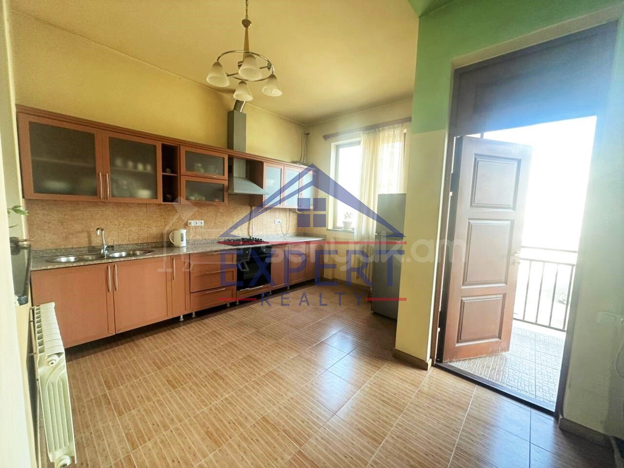 3 Սենյականոց Բնակարան Քարե Շենքում, 109քմ, 5/5 հարկ, Կոսմետիկ Վերանորոգված