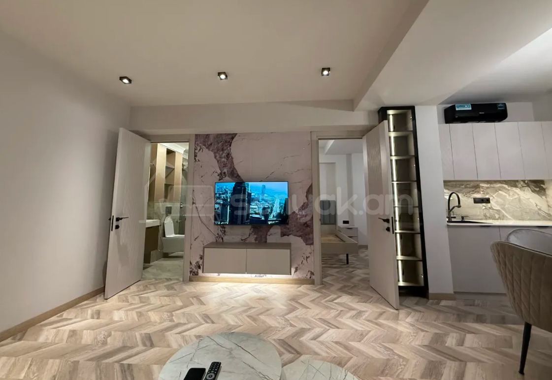 2 Սենյականոց Բնակարան, 42քմ, 3/9 հարկ, Դիզայներական Վերանորոգված, Կահավորված, Արևկող