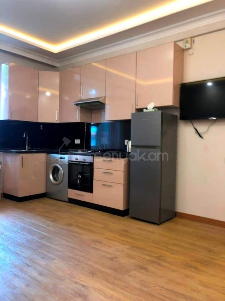 1 Սենյականոց Բնակարան Քարե Շենքում, 40քմ, 2/5 հարկ, Կապիտալ Վերանորոգված