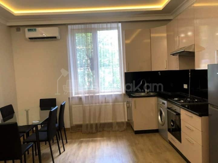 1 Սենյականոց Բնակարան Քարե Շենքում, 40քմ, 2/5 հարկ, Կապիտալ Վերանորոգված