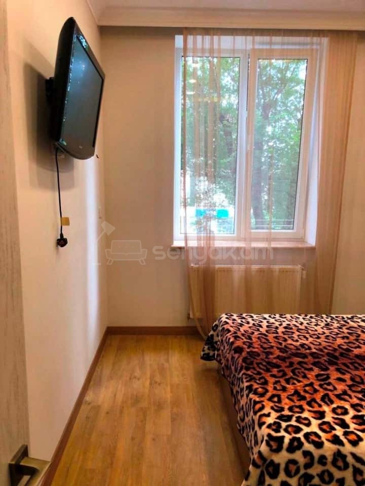 1 Սենյականոց Բնակարան Քարե Շենքում, 40քմ, 2/5 հարկ, Կապիտալ Վերանորոգված