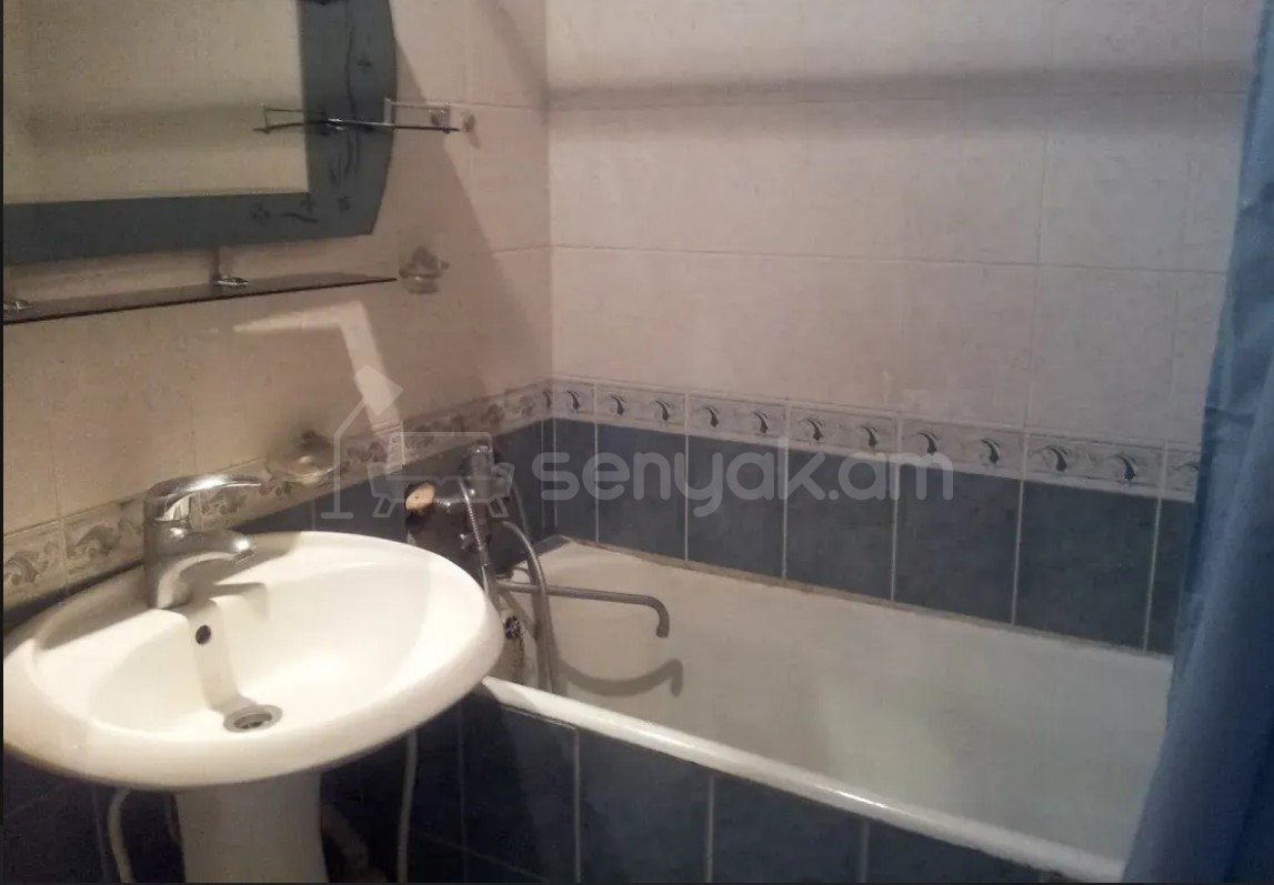 2 Սենյականոց Բնակարան Քարե Շենքում, 70քմ, 5/5 հարկ, Նորմալ Վիճակում, Կահավորված