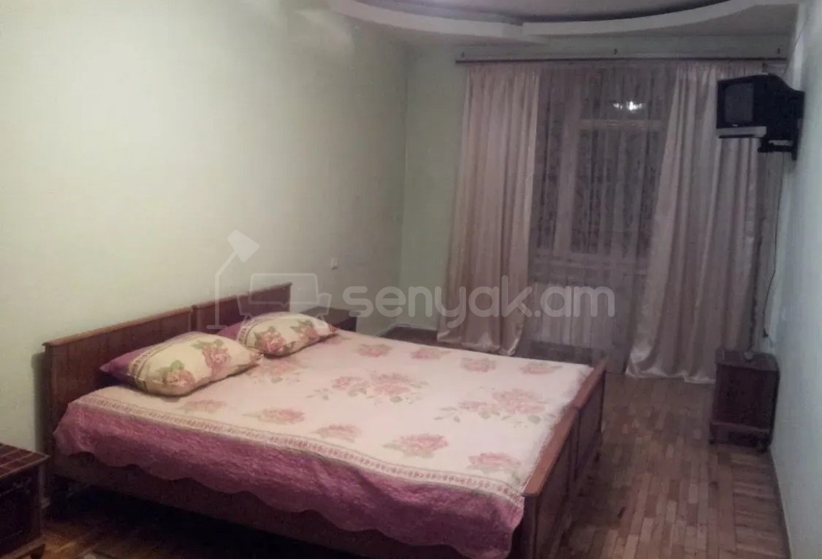 2 Սենյականոց Բնակարան Քարե Շենքում, 70քմ, 5/5 հարկ, Նորմալ Վիճակում, Կահավորված