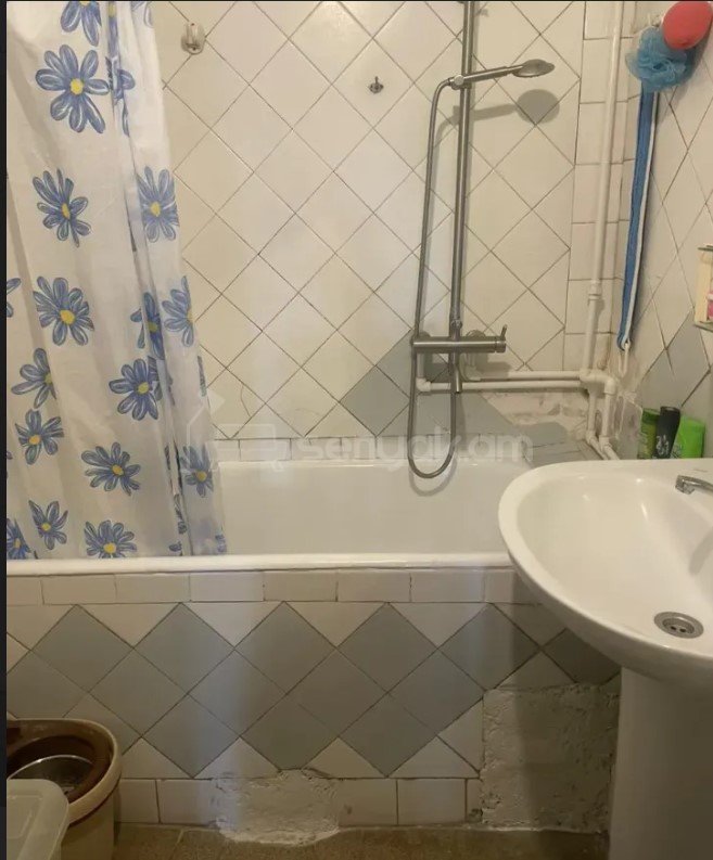 4 Սենյականոց Բնակարան Քարե Շենքում, 102քմ, 2/7 հարկ, Նորմալ Վիճակում, Կահավորված