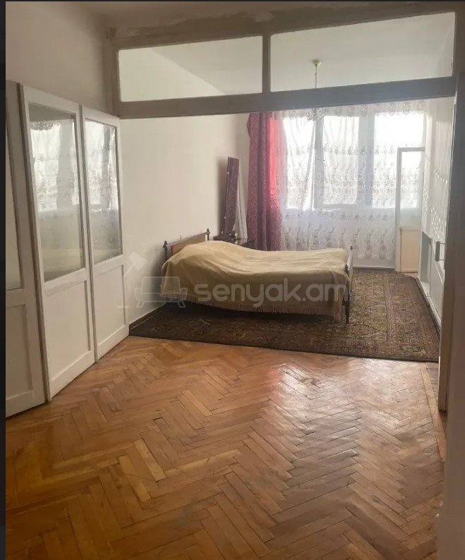 4 Սենյականոց Բնակարան Քարե Շենքում, 102քմ, 2/7 հարկ, Նորմալ Վիճակում, Կահավորված