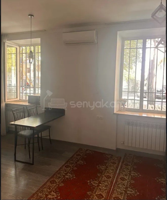 1 Սենյականոց Բնակարան Քարե Շենքում, 35քմ, 1/4 հարկ, Կապիտալ Վերանորոգված, Կահավորված