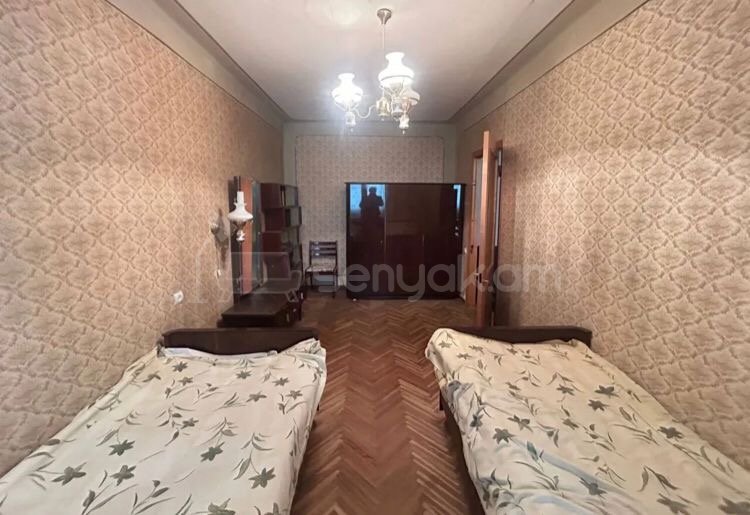 3 Սենյականոց Բնակարան Քարե Շենքում, 76քմ, 2/5 հարկ, Նորմալ Վիճակում