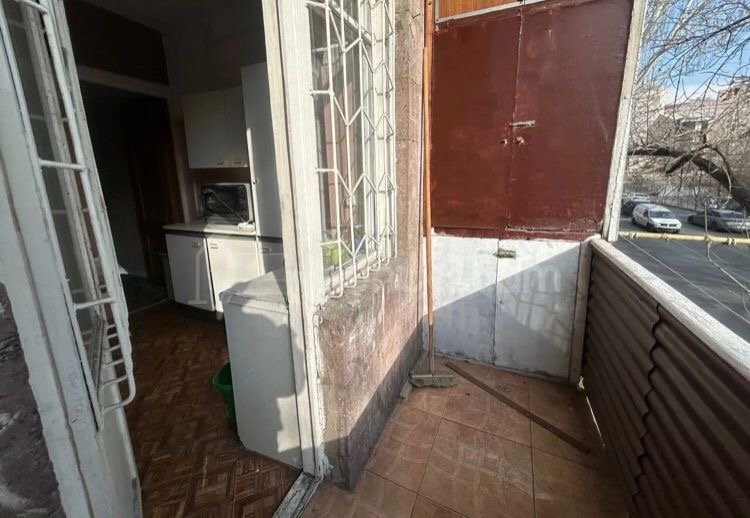 3 Սենյականոց Բնակարան Քարե Շենքում, 76քմ, 2/5 հարկ, Նորմալ Վիճակում