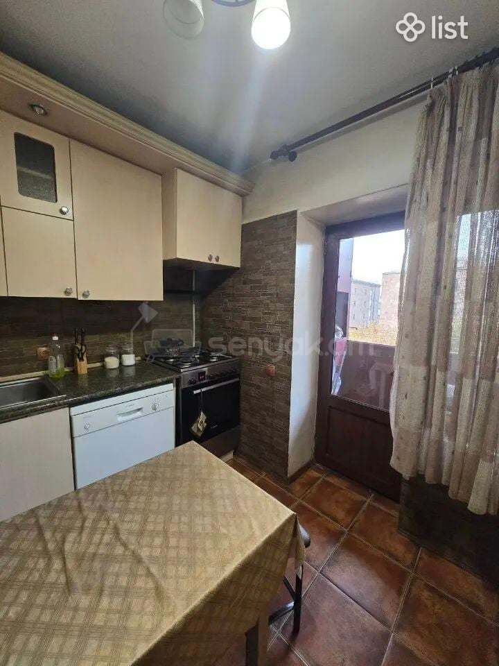 2 Սենյականոց Բնակարան Քարե Շենքում, 70քմ, 4/5 հարկ, Պետական Վիճակում