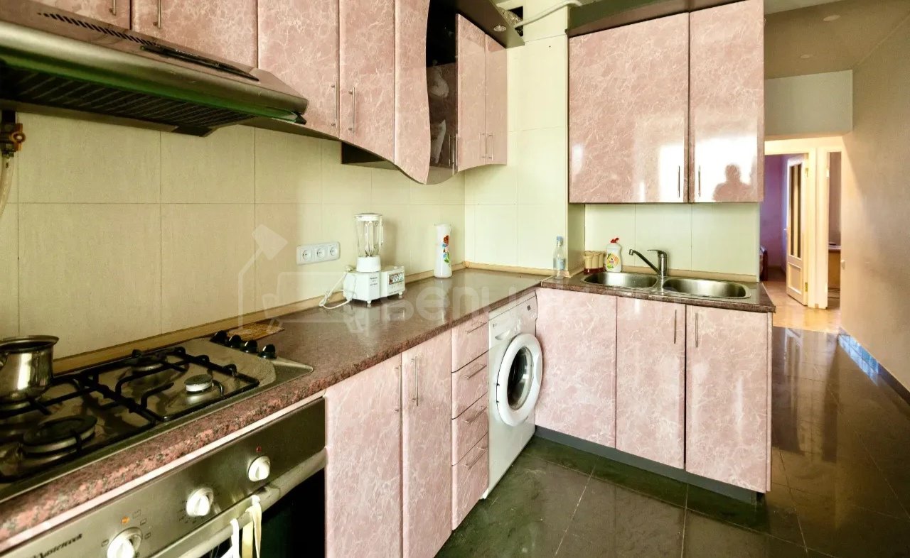 3 Սենյականոց Բնակարան Քարե Շենքում, 85քմ, 5/5 հարկ, Նորմալ Վիճակում, Կահավորված