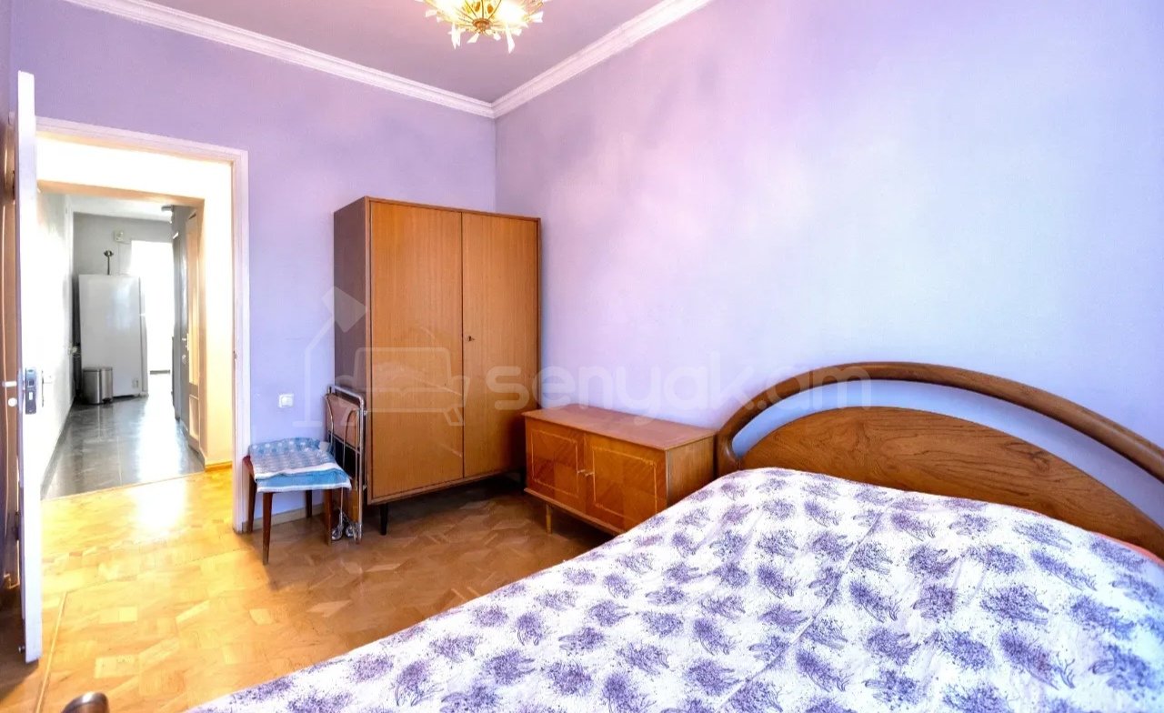 3 Սենյականոց Բնակարան Քարե Շենքում, 85քմ, 5/5 հարկ, Նորմալ Վիճակում, Կահավորված