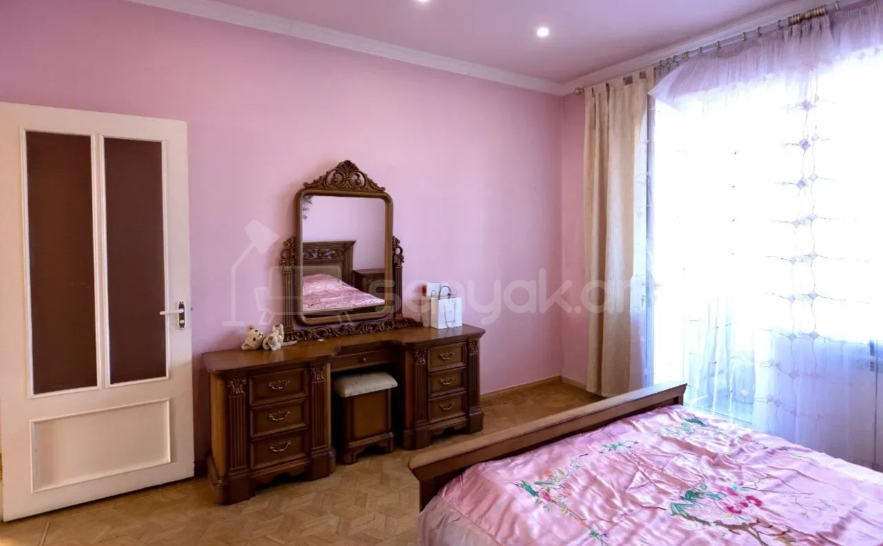 3 Սենյականոց Բնակարան Քարե Շենքում, 85քմ, 5/5 հարկ, Նորմալ Վիճակում, Կահավորված