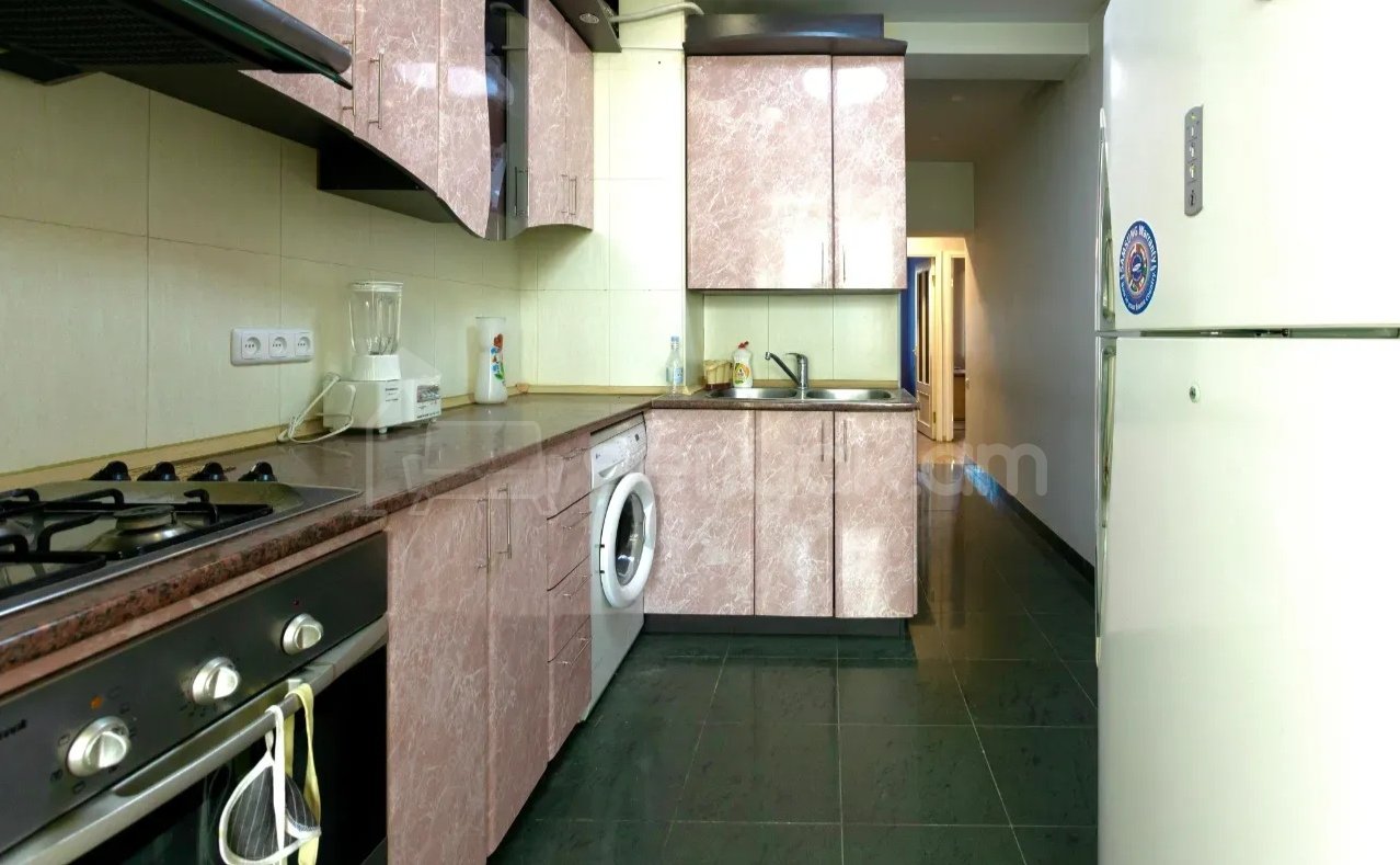 3 Սենյականոց Բնակարան Քարե Շենքում, 85քմ, 5/5 հարկ, Նորմալ Վիճակում, Կահավորված