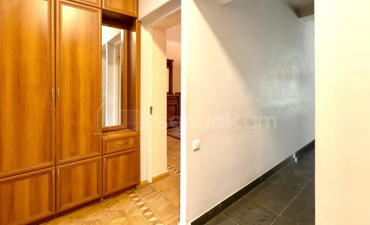 3 Սենյականոց Բնակարան Քարե Շենքում, 85քմ, 5/5 հարկ, Նորմալ Վիճակում, Կահավորված