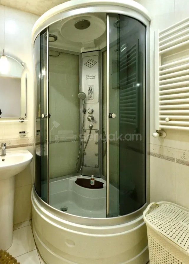 3 Սենյականոց Բնակարան Քարե Շենքում, 85քմ, 5/5 հարկ, Նորմալ Վիճակում, Կահավորված