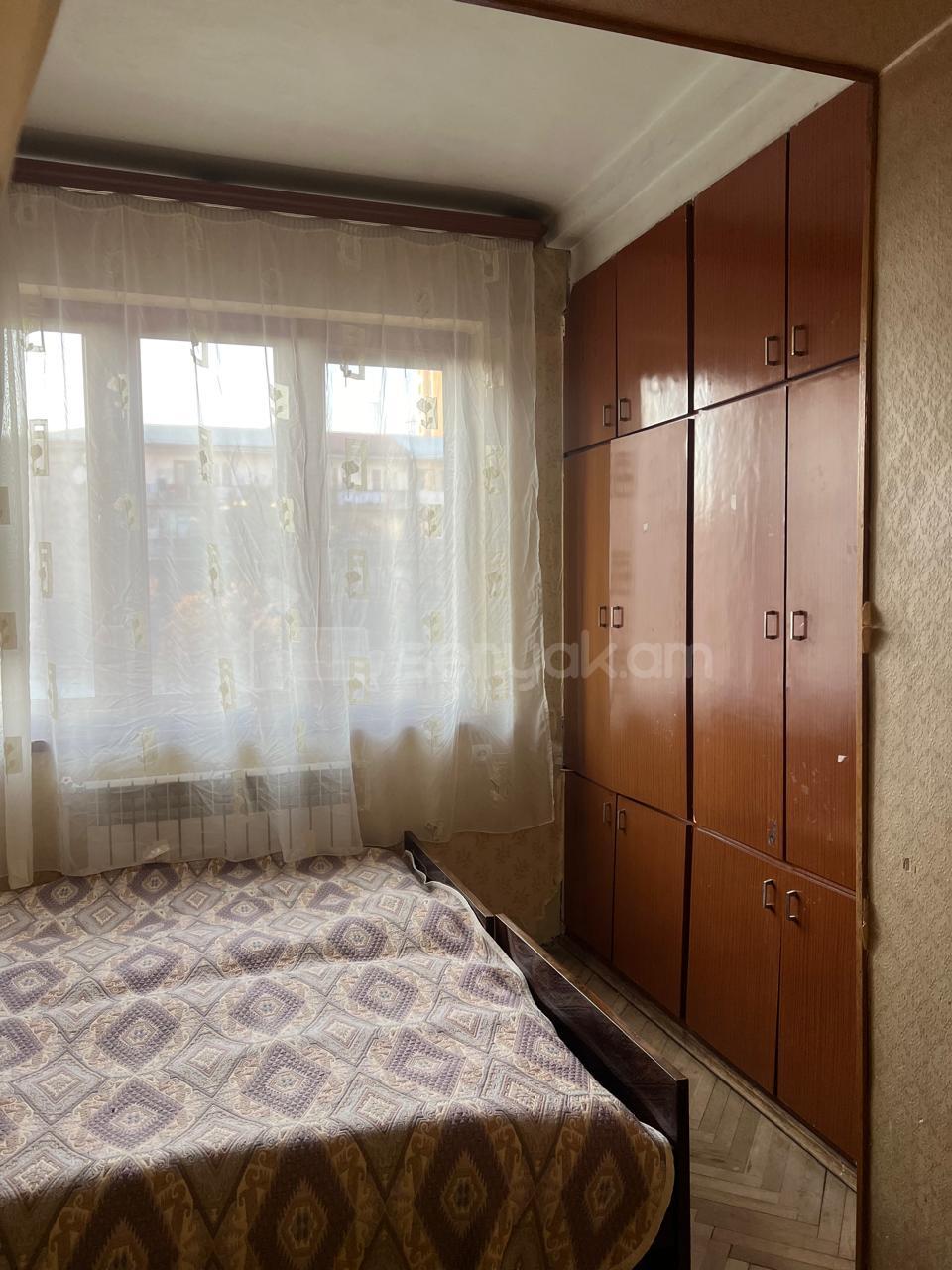 1 Սենյականոց Բնակարան Քարե Շենքում, 40քմ, 3/5 հարկ, Պետական Վիճակում, Կահավորված, Արևկող