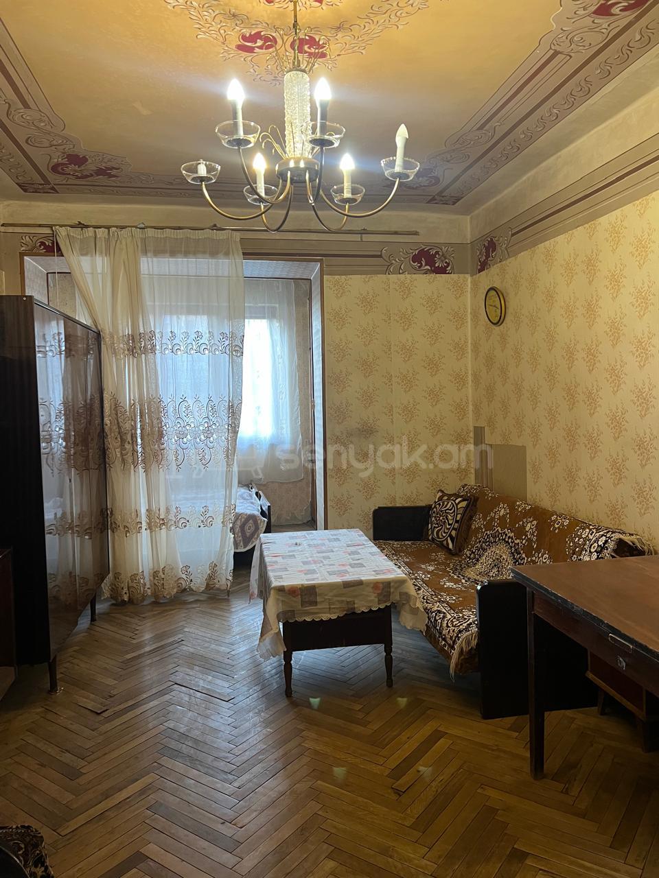 1 Սենյականոց Բնակարան Քարե Շենքում, 40քմ, 3/5 հարկ, Պետական Վիճակում, Կահավորված, Արևկող