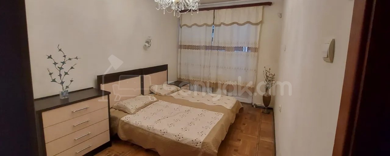 3 Սենյականոց Բնակարան Քարե Շենքում, 80քմ, 5/5 հարկ, Նորմալ Վիճակում, Կահավորված