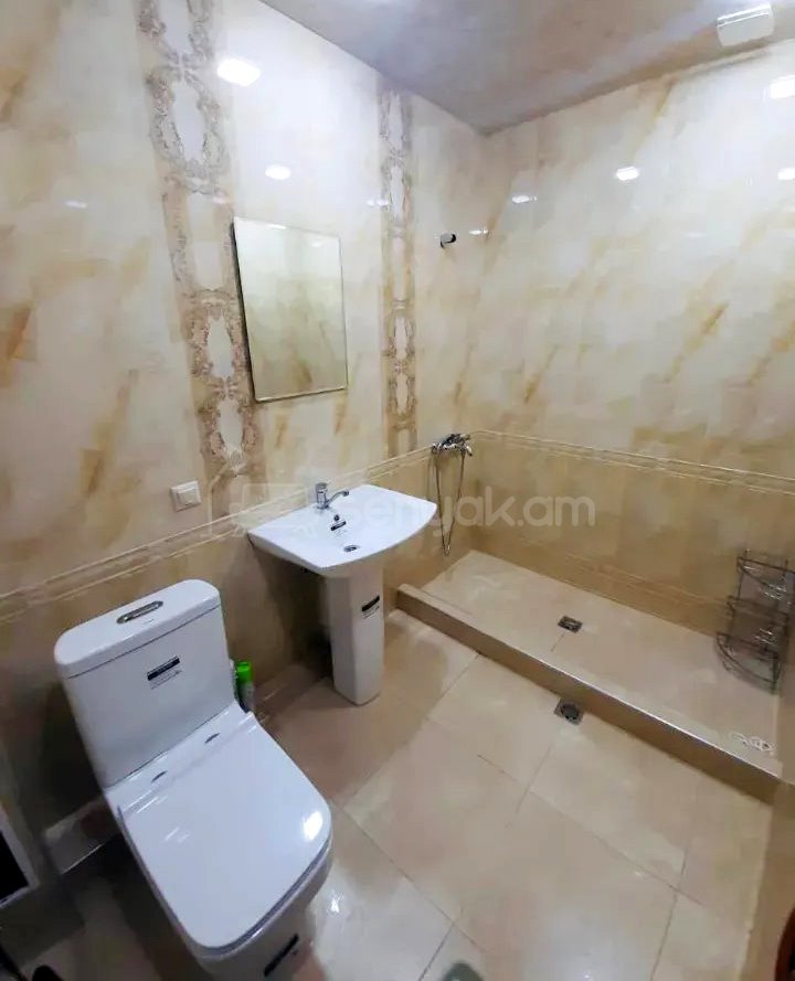 7 Սենյականոց Բնակարան Քարե Շենքում, 80քմ, 2/5 հարկ, Կապիտալ Վերանորոգված