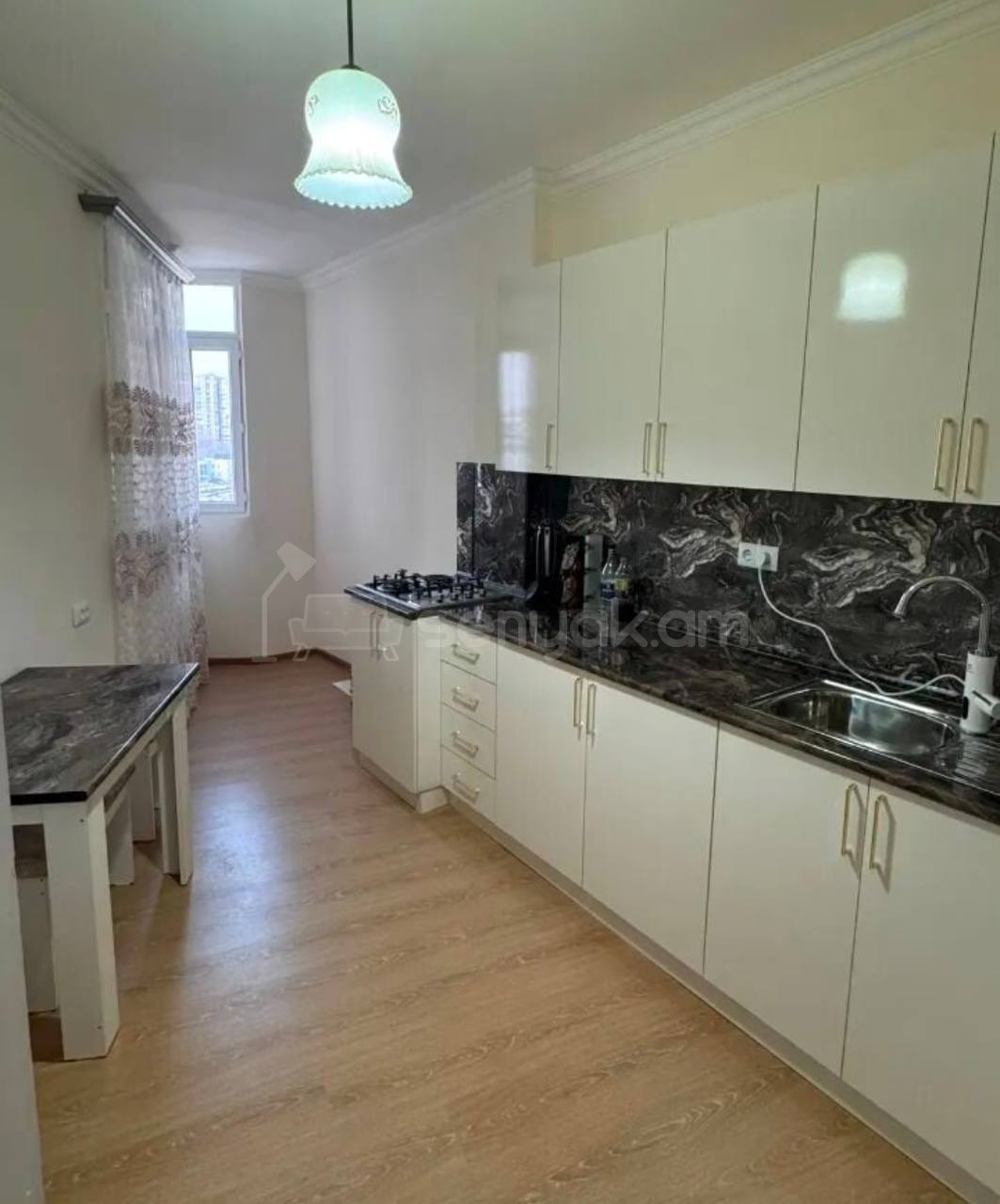 3 Սենյականոց Բնակարան, 95քմ, 13/16 հարկ, Նորմալ Վիճակում, Կահավորված, Արևկող