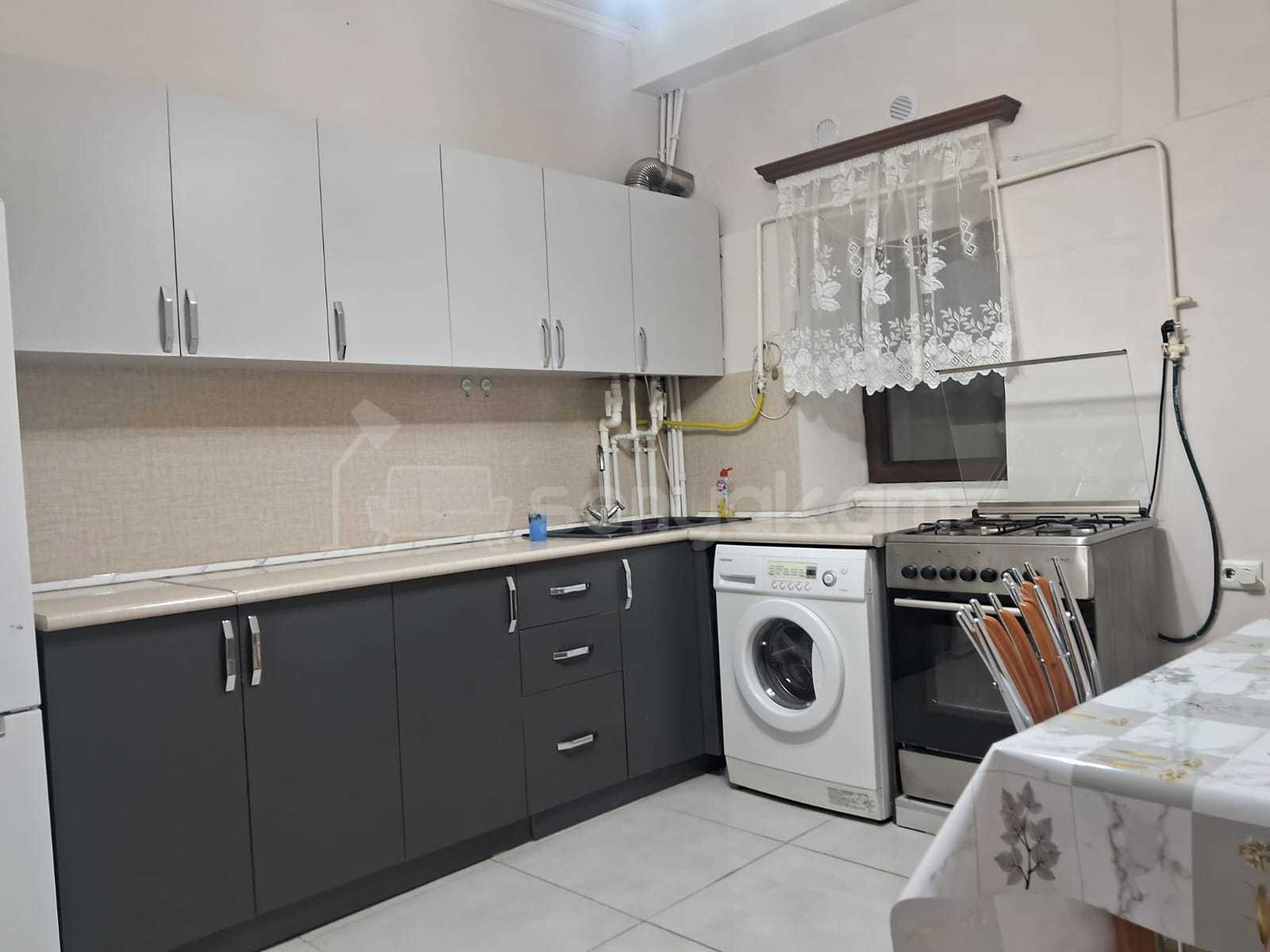 5 Սենյականոց Բնակարան Քարե Շենքում, 160քմ, 2/3 հարկ, Կոսմետիկ Վերանորոգված, Կահավորված