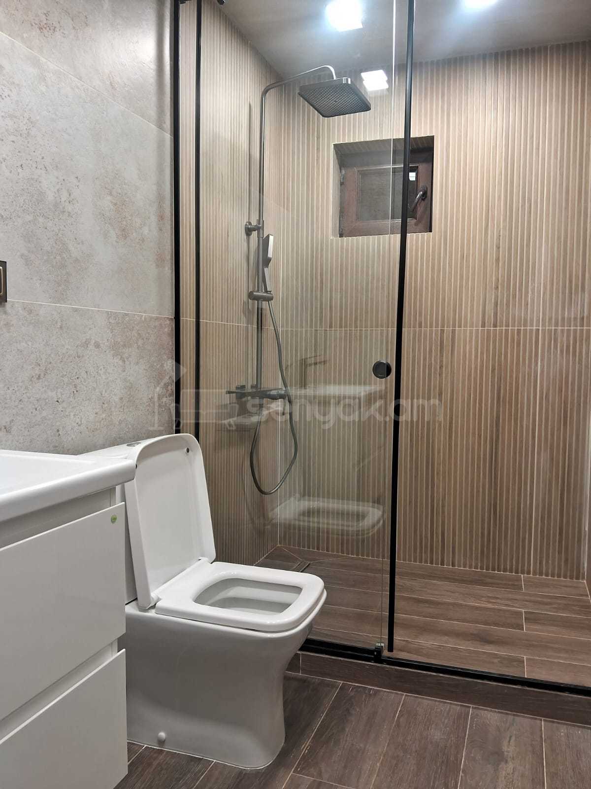 5 Սենյականոց Բնակարան Քարե Շենքում, 160քմ, 2/3 հարկ, Կոսմետիկ Վերանորոգված, Կահավորված