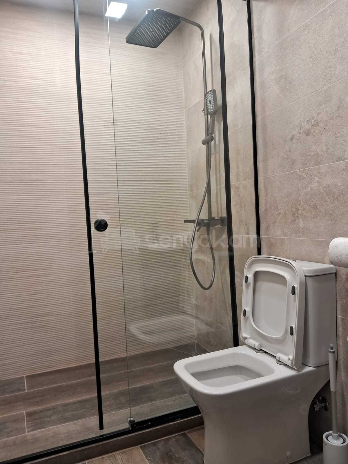 5 Սենյականոց Բնակարան Քարե Շենքում, 160քմ, 2/3 հարկ, Կոսմետիկ Վերանորոգված, Կահավորված