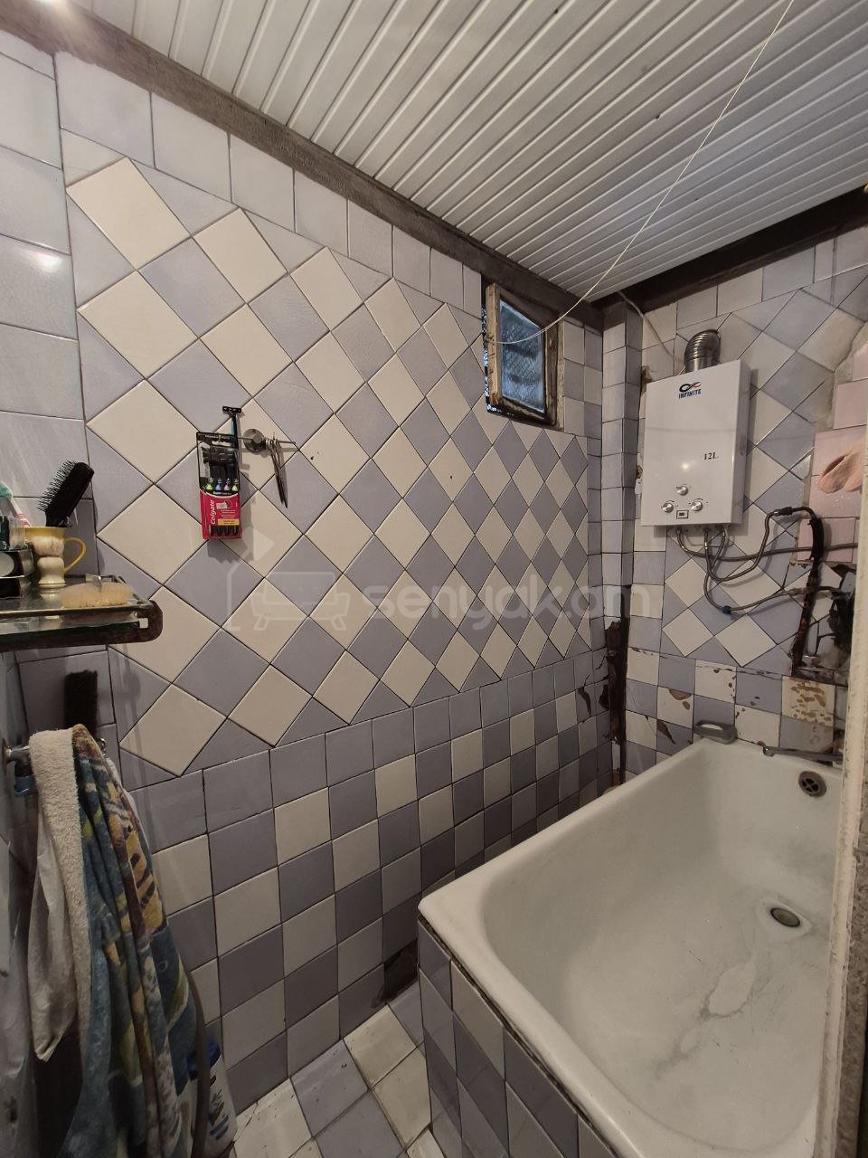 4 Սենյականոց Բնակարան Քարե Շենքում, 85քմ, 1/4 հարկ, Պետական Վիճակում