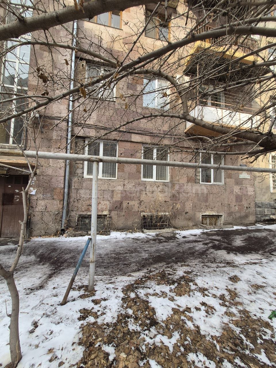 4 Սենյականոց Բնակարան Քարե Շենքում, 85քմ, 1/4 հարկ, Պետական Վիճակում