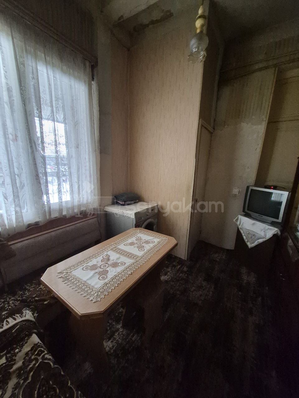 4 Սենյականոց Բնակարան Քարե Շենքում, 85քմ, 1/4 հարկ, Պետական Վիճակում