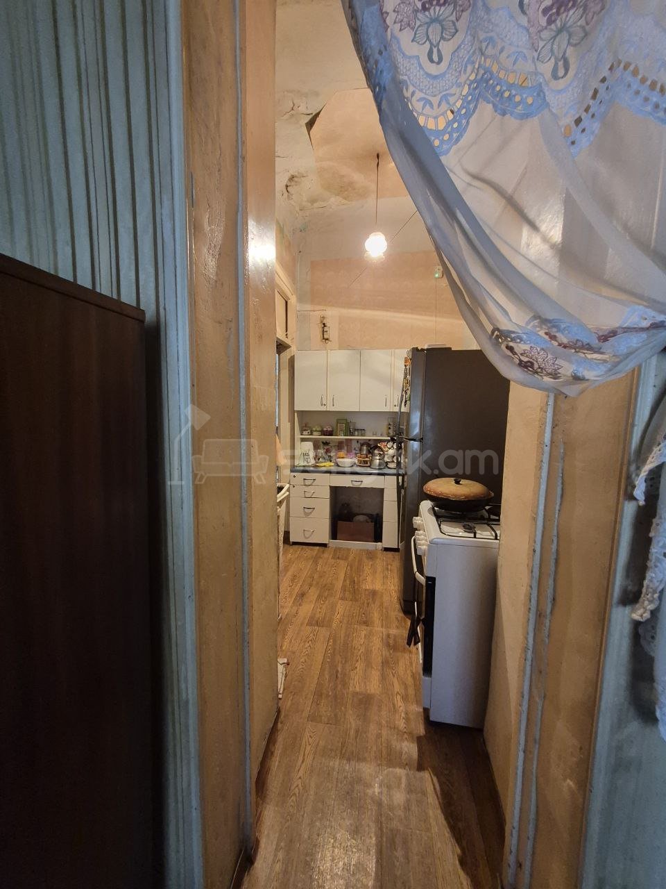 4 Սենյականոց Բնակարան Քարե Շենքում, 85քմ, 1/4 հարկ, Պետական Վիճակում