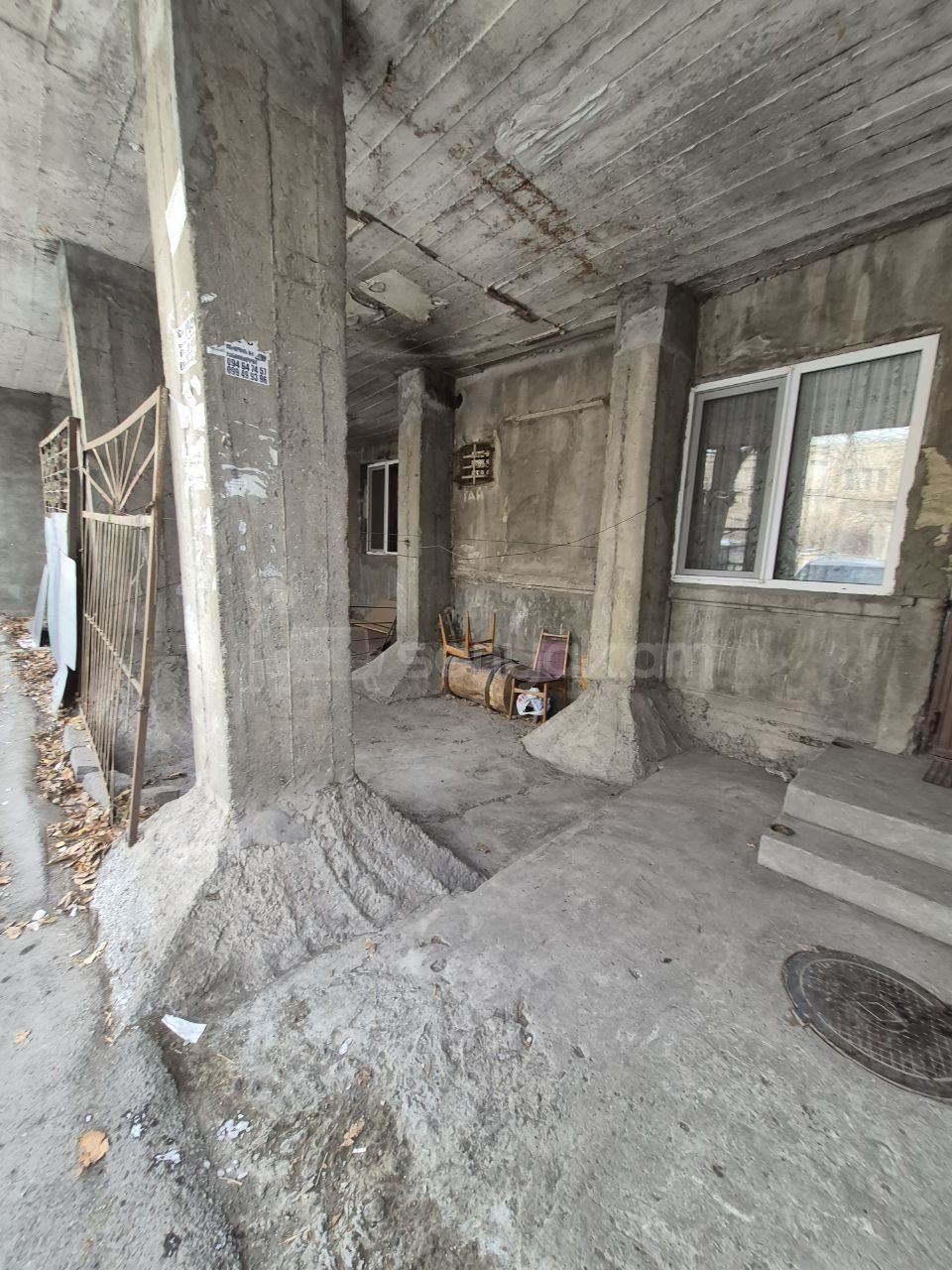 4 Սենյականոց Բնակարան Քարե Շենքում, 85քմ, 1/4 հարկ, Պետական Վիճակում