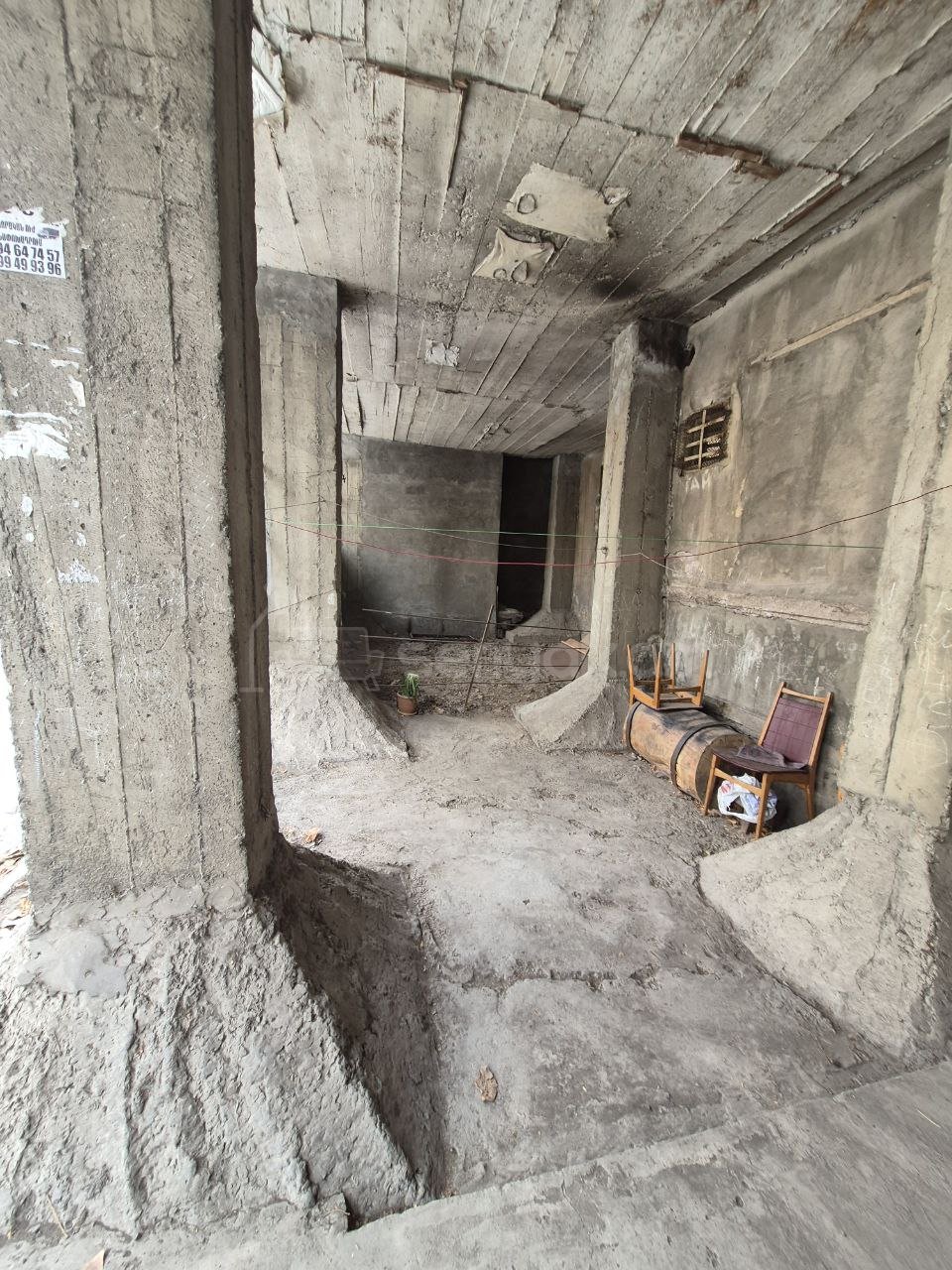 4 Սենյականոց Բնակարան Քարե Շենքում, 85քմ, 1/4 հարկ, Պետական Վիճակում