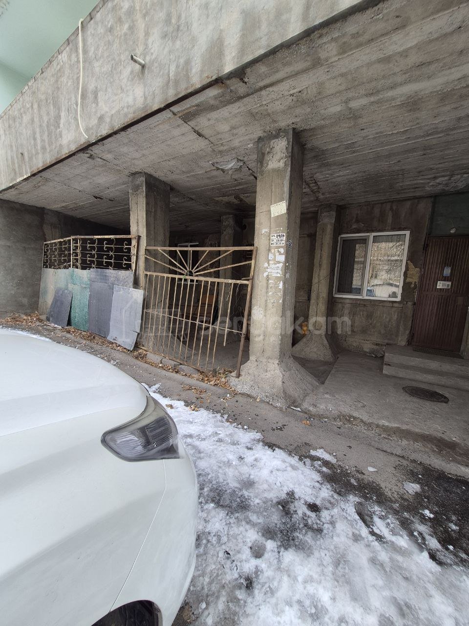 4 Սենյականոց Բնակարան Քարե Շենքում, 85քմ, 1/4 հարկ, Պետական Վիճակում