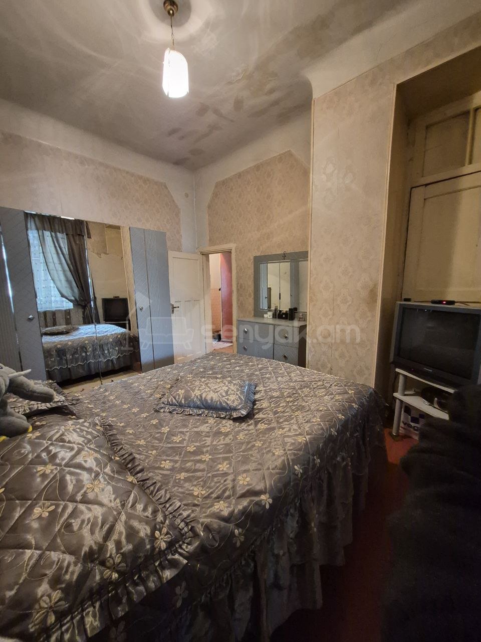 4 Սենյականոց Բնակարան Քարե Շենքում, 85քմ, 1/4 հարկ, Պետական Վիճակում