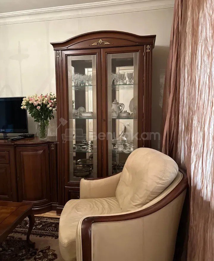 2 Սենյականոց Բնակարան Քարե Շենքում, 65քմ, 5/5 հարկ, Կապիտալ Վերանորոգված