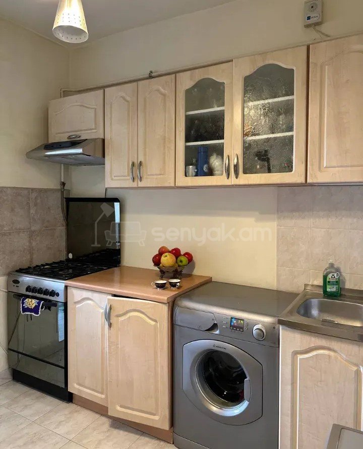 2 Սենյականոց Բնակարան Քարե Շենքում, 65քմ, 5/5 հարկ, Կապիտալ Վերանորոգված