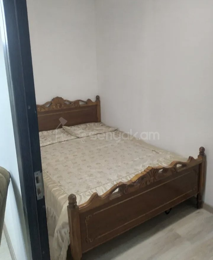 2 Սենյականոց Բնակարան Քարե Շենքում, 42քմ, 2/5 հարկ, Նորմալ Վիճակում, Կահավորված